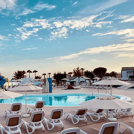 מלון דירות Caleta Dorada 3*